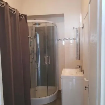 Joli Studio, 4 Personnes Max, 50m Apartment